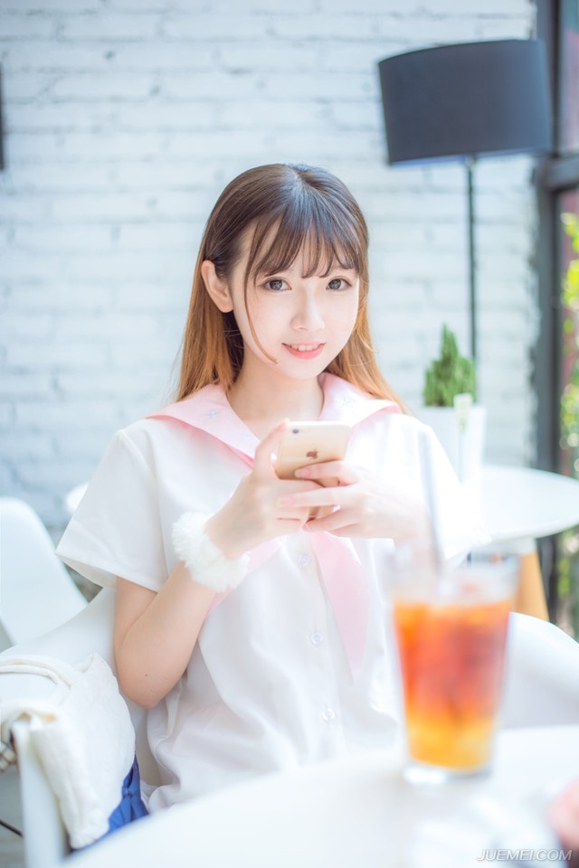 “放他进来！”孟达皱了皱眉，似乎有些犹豫，随后挥了挥手，示意护卫们退下。